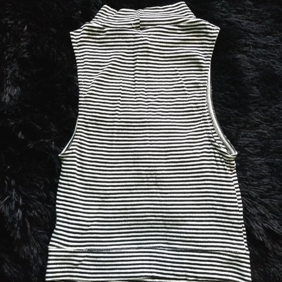 Crop top - Picture 2 of 4